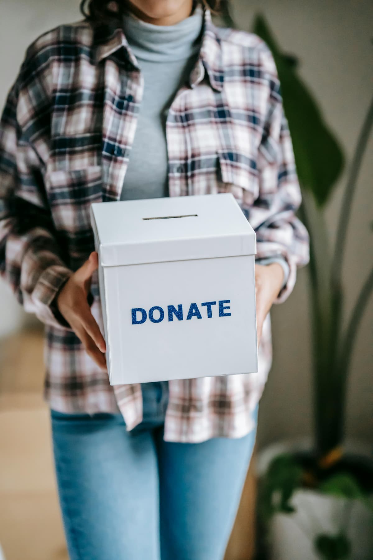 Foto von Liza Summer: https://www.pexels.com/de-de/foto/person-die-weisse-und-blaue-box-halt-6347730/